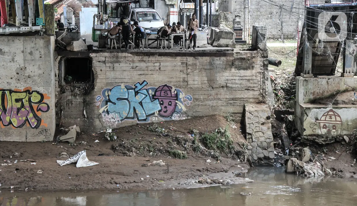 Aktivitas warga di dekat lokasi pembebasan lahan untuk proyek Normalisasi Ciliwung di Rawajati, Jakarta Selatan, Rabu (9/11/2022). Anggaran Normalisasi Ciliwung ini akan dialokasikan untuk pembebasan lahan dalam program pengendalian banjir. (merdeka.com/Iqbal S Nugroho)