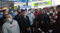 Jeka Saragih disambut pendukung dan keluarga di Bandara Soekarno Hatta usai memenangkan babak semifinal Road to UFC di Uni Emirat Arab. (Pramita Tristiawati/Liputan6.com)