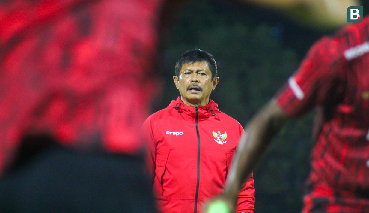 Pelatih kepala Timnas Indonesia U-19, Indra Sjafri saat memimpin latihan terbuka perdana skuad Timnas Indonesia U-19 di Lapangan THOR, Surabaya, Kamis (11/7/2024) sebagai persiapan akhir menghadapi ajang Piala AFF U-19 2024 yang akan berlangsung pada 17-19 Juli 2024. (Bola.com/Aditya Wany)