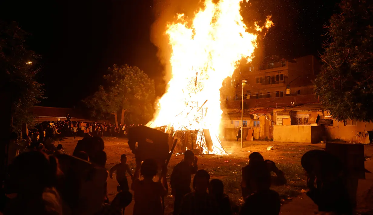 Suasana saat ribuan Yahudi ultra ortodoks antizionis berkumpul dekat api unggun di Yerusalem ultra-Ortodoks Mea Shearim, Rabu (2/5). Bar Yochai dihormati sebagai salah satu dari orang bijak Yahudi yang hebat. (MENAHEM KAHANA / AFP)