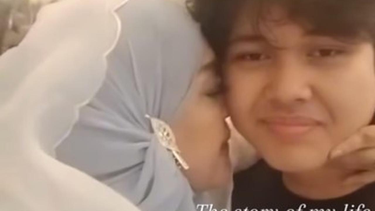 Setelah itu, Mitha mengucapkan doa terbaik buat sang putra sambil berkali-kali mencium wajah Adrian.