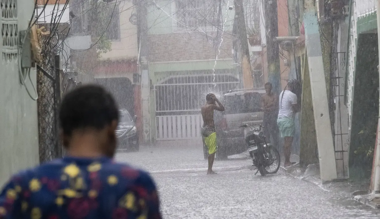 Badai Tropis Franklin melanda Republik Dominika dann Haiti. Pihak berwenang memperingatkan penduduk di dua negara Karibia yang berbagi pulau Hispaniola untuk bersiap menghadapi tanah longsor dan banjir.  (AP Photo/Ricardo Hernandez)