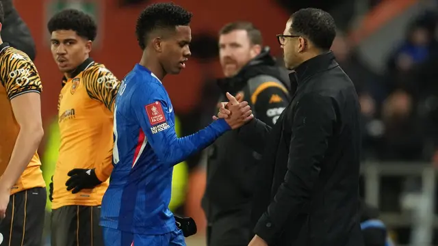 Pelatih Chelsea Liam Rosenior berjabat tangan dengan pemain Chelsea Estevao