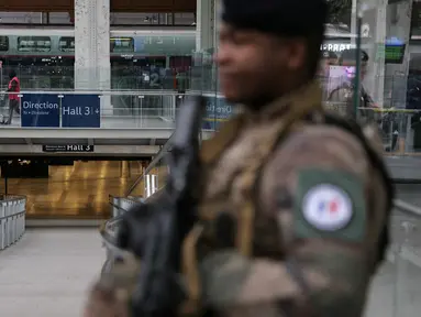 Seorang tentara Prancis dari operasi keamanan Sentinelle berjaga di aula setelah serangan pisau di stasiun kereta api Gare de Lyon di Paris, pada 3 Februari 2024. (Thomas SAMSON/AFP)