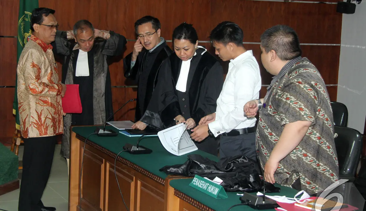 Didik Purnomo bersama penasehat hukumnya usai menjalani sidang perdana di Pengadilan Tipikor, Jakarta, Kamis (11/12/2014). (Liputan6.com/Andrian M Tunay)