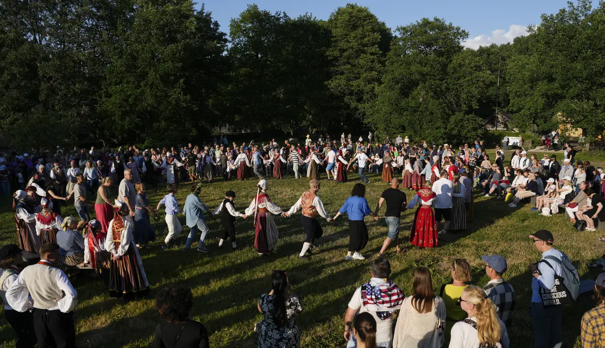 Warga Estonia merayakan Jaanipaev atau Midsummer Day atau St. John's Day pada malam antara 23 dan 24 Juni. (AP Photo/Pavel Golovkin)