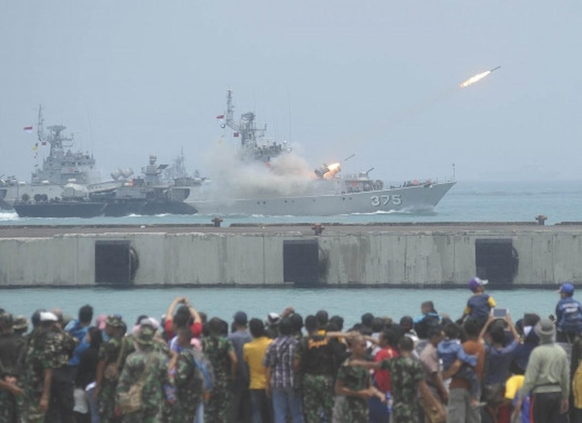 Geladi resik HUT TNI, warga tonton peluncuran rudal dari dekat