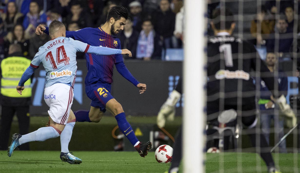 Gelandang Barcelona, Andre Gomes, melepaskan tendangan ke gawang Celta Vigo pada leg pertama babak 16 besar Copa del Rey di Stadion Balaidos, Kamis (4/1/2018). Kedua tim bermain imbang 1-1. (AP/Lalo R. Villar)