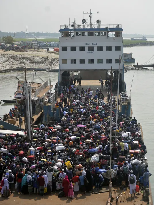 Ratusan pemudik berkerumun saat menaiki kapal feri menuju kampung halaman menjelang perayaan Idul Fitri di tengah pandemi Covid-19 di Munshiganj, Bangladesh pada 9 Mei 2021. Ratusan orang bergegas untuk pulang ke rumah sehingga dapat berkumpul dengan keluarga pada momen Lebaran. (Munir Uz zaman/AFP)