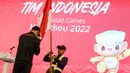 Atlet Indonesia mencium bendera merah putih saat pengukuhan Tim Indonesia untuk Asian Games 2022 Hangzhou di Auditorium Kementerian PUPR, Jakarta, Selasa (19/09/2023). (Bola.com/Bagaskara Lazuardi)
