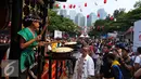 Arak-arakan kebudayan Jepang saat Jak-Japan Matsuri di Senayan, Jakarta, Sabtu (3/9). Jak-Japan Matsuri tersebut menampilkan beragam pentas seni dan budaya khas Jepang. (Liputan6.com/Angga Yuniar)