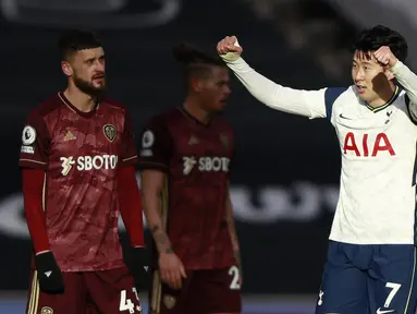 Striker Tottenham Hotspur, Son Heung-Min berselebrasi usai mencetak gol ke gawang Leeds United pada pertandingan lanjutan Liga Inggris di Tottenham Hotspur Stadium di London (2/1/2021). Penyerang asal Korea Selatan itu berhasil mencetak golnya yang ke-100 untuk Spurs. (AFP/Pool/Ian Walton)