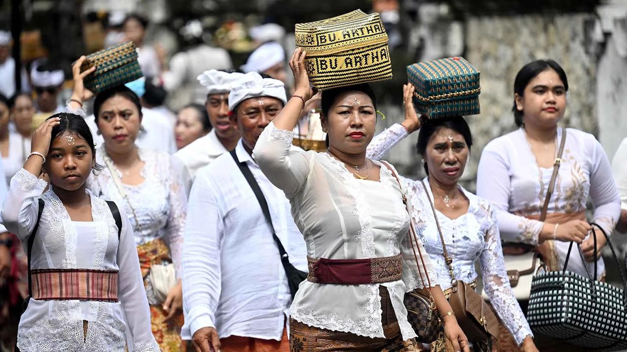 FOTO: Suasana Khidmat Hari Kuningan di Pulau Serangan Bali