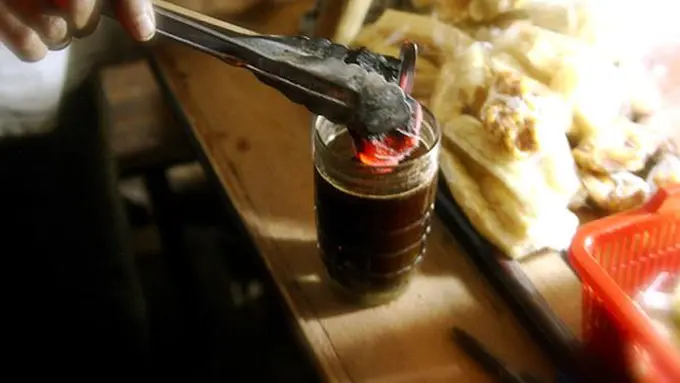 Nggak Hanya di Yogya, Kamu Bisa Buat Kopi Joss di Rumah