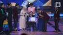 Penyanyi dangdut senior Hamdan ATT mendapatkan penghargaan Lifetime Achievement dalam acara Indonesian Dangdut Awards 2021 di Studio 5 Indosiar, Jakarta, Rabu (1/12/2021). Penghargaan diberikan atas dedikasi Hamdan ATT untuk musik dangdut di tanah air. (Liputan6.com/Faizal Fanani)