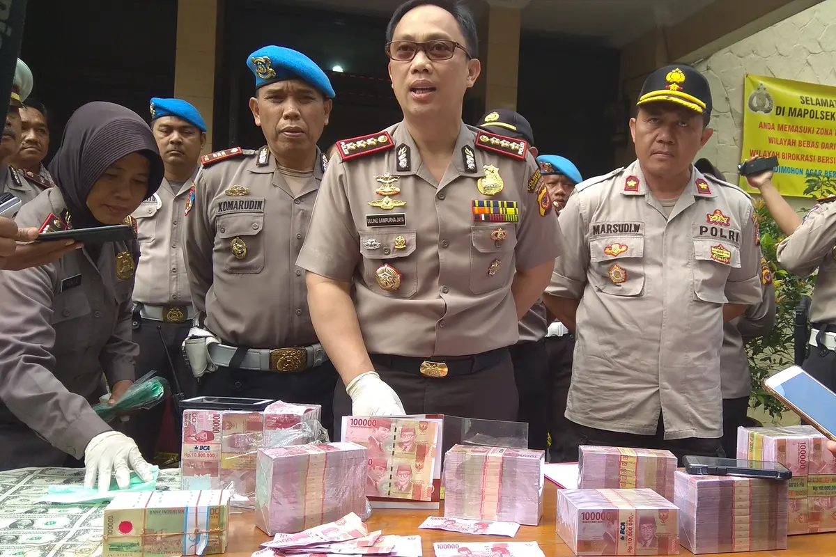 Kapolresta Bogor Kota Kombes Ulung Sampurna Jaya saat konferensi pers pengungkapan uang palsu Rp 1,8 miliar (Liputan6.com/Darno)