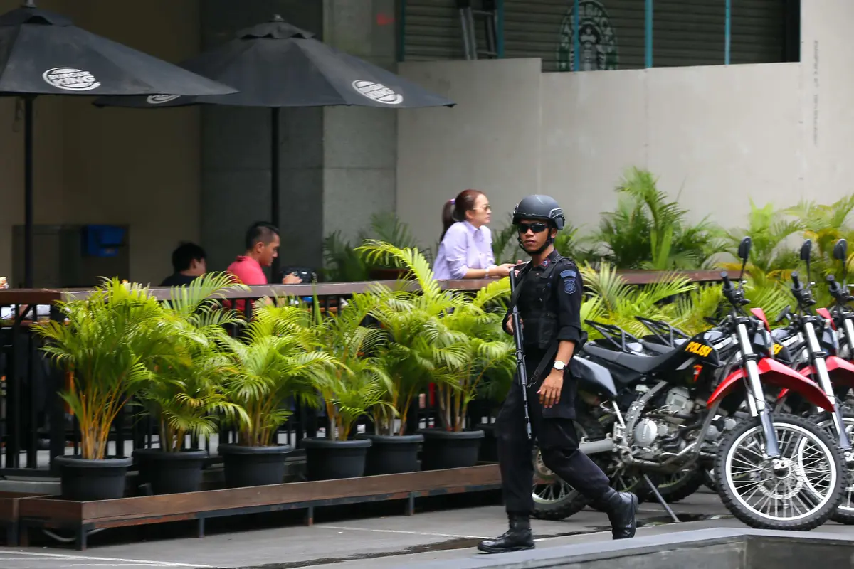 20160116-Polisi Bersenjata Lengkap Jaga Lokasi Ledakan Teror Jakarta
