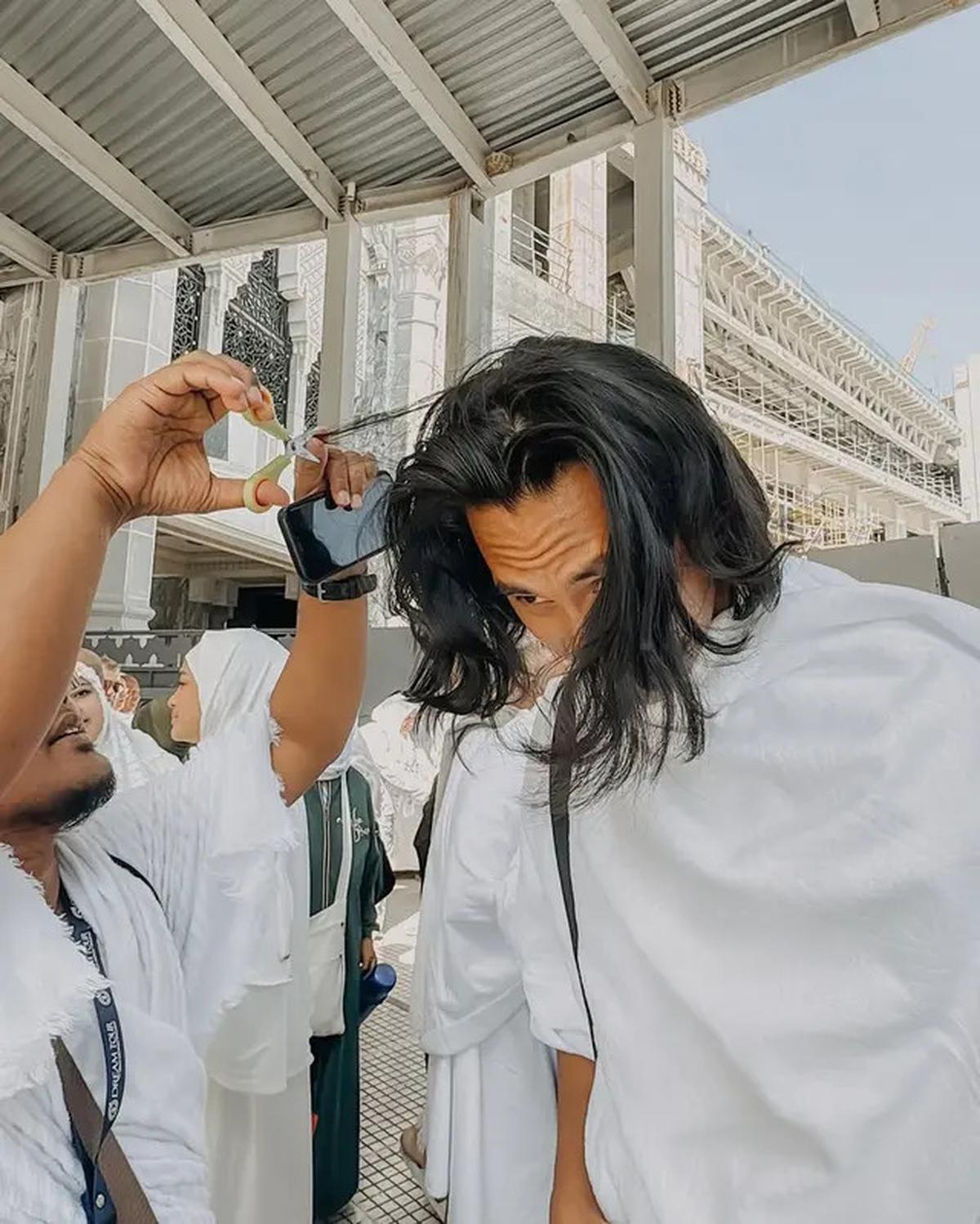 7 Potret Hana Malasan Umrah Bareng Keluarga Sean Gelael, Gaya Hijab Bikin Pangling