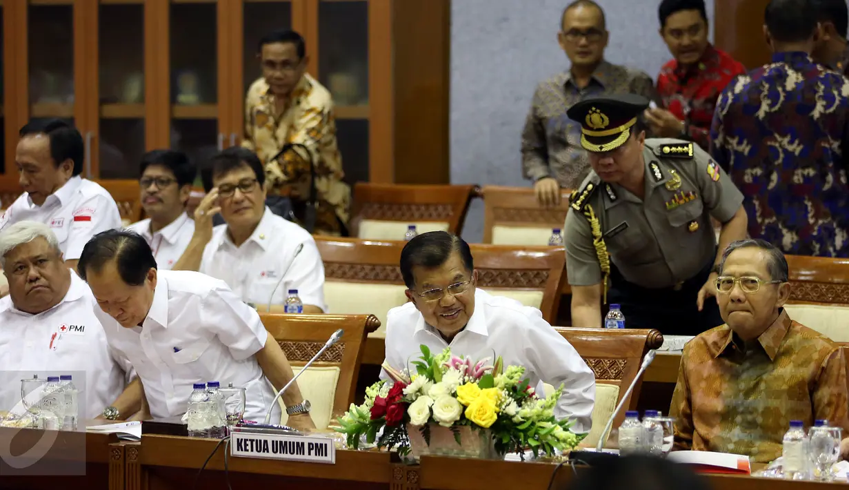Ketum PMI, Jusuf Kalla bersiap mengikuti Rapat Dengar Pendapat Umum (RDPU) dengan Komisi IX DPR RI di Jakarta, Rabu (8/2). Rapat tersebut DPR Khusunya Komisi IX meminta pendapat Ketua Umum PMI mengenai RUU Kepalangmerahan. (Liputan6.com/Johan Tallo)