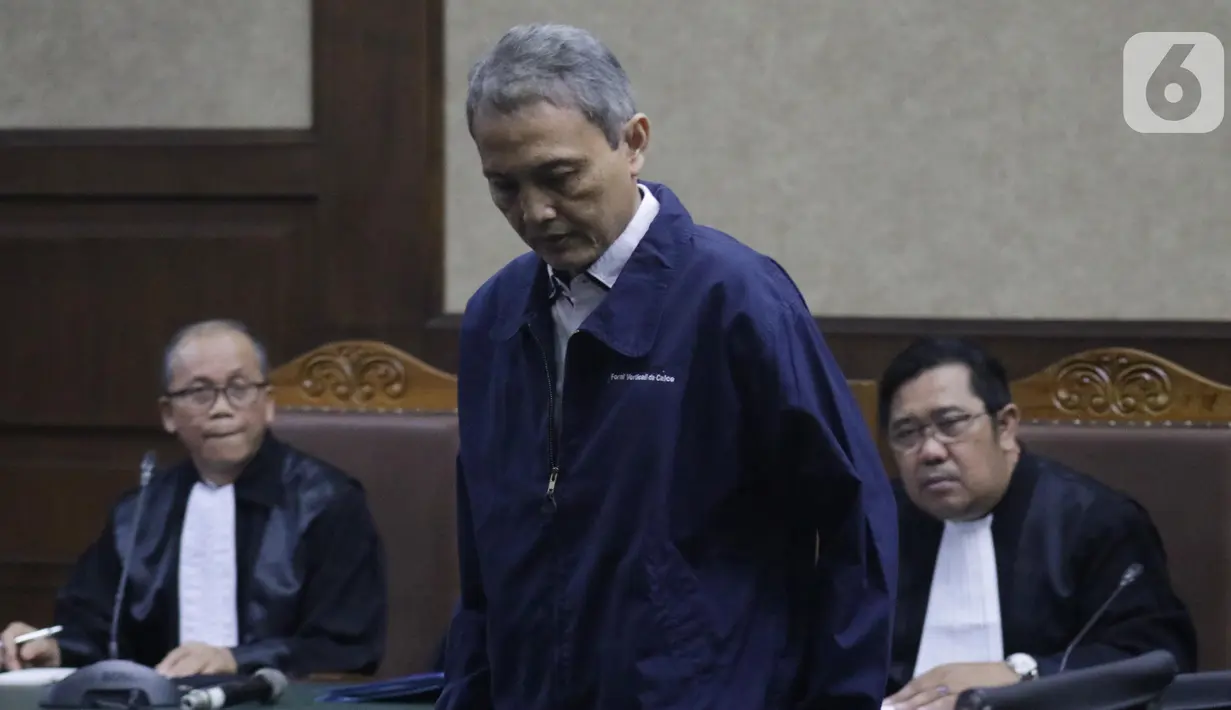 Terdakwa dugaan suap proyek pengadaan di lingkungan PT Krakatau Steel, Wisnu Kuncoro saat sidang pembacaan tuntutan di Pengadilan Tipikor, Jakarta, Rabu (16/10/2019). Wisnu Kuncoro dituntut 2 tahun penjara denda Rp 100 juta subsider 3 bulan kurungan. (Liputan6.com/Helmi Fithriansyah)