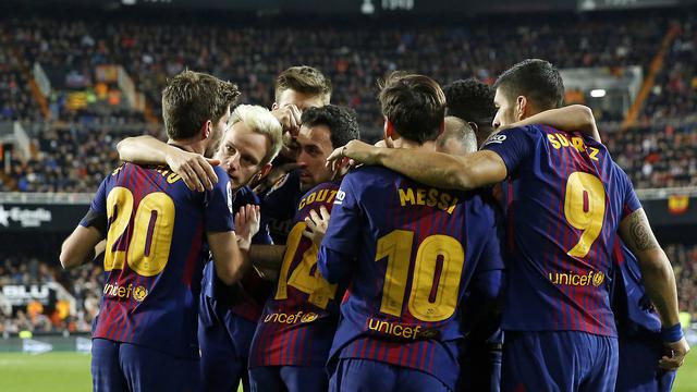 Para pemain Barcelona merayakan gol yang dicetak Philippe Coutinho ke gawang Valencia pada laga leg kedua semifinal Copa del Rey 2017-2018 di Mestalla, Kamis (8/2/2018) atau Jumat (9/2/2018) dini hari WIB.