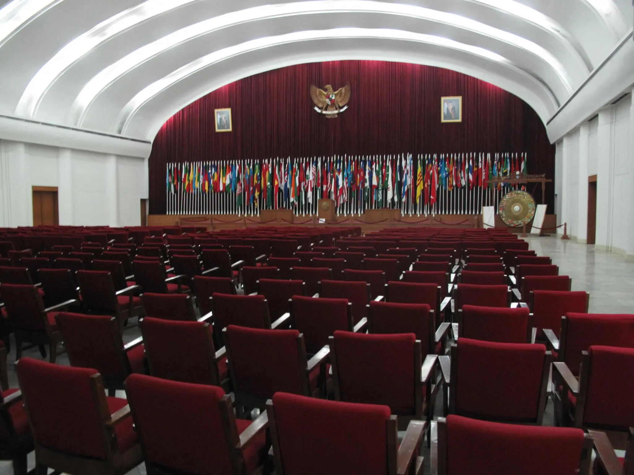 Ruang Konferensi Gedung Merdeka, Bandung, tempat penyelenggaraan Konferensi Asia-Afrika 1955 (Wikimedia Commons)