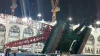 Kerusakan yang disebabkan jatuhnya sebuah crane terlihat di Masjidil Haram Mekah , Arab Saudi, Jumat (11/9/2015). Setidaknya 107 orang tewas akibat sebuah crane besar jatuh saat angin kencang dan hujan lebat melanda Arab Saudi. (REUTERS/Saudi News Agency)