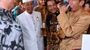 Presiden Jokowi berbincang dengan pelaku produk UMKM dalam kunjungan kerjanya di Sanur, Bali, Sabtu (23/6). Kunjungan kerja ini untuk meyosialisasikan aturan baru terkait dengan Usaha Mikro Kecil dan Menengah (UMKM). (Liputan6.com/Pool/Biro Pers Setpres)