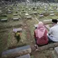 Sejumlah umat muslim berdoa di makam keluarga saat ziarah kubur di Tempat Pemakaman Umum (TPU) Menteng Pulo, Jakarta, Minggu (28/4/2019). Sepekan menjelang datangnya bulan Ramadan, banyak masyarakat melakukan ziarah kubur mendoakan mendiang keluarga dan kerabat mereka. (Liputan6.com/Faizal Fanani)