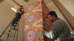 Sejumlah pria embuat lentera Ramadan tradisional di Kota Khan Younis, Jalur Gaza selatan (19/4/2020). Jelang Ramadan, warga Palestina membeli lentera beraneka warna, yang dikenal sebagai fanoos dalam bahasa Arab, untuk anak-anak mereka atau sebagai hiasan di rumah. (Xinhua/Rizek Abdeljawad)