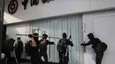 Demonstran merusak cabang Bank of China di Distrik Central, Hong Kong, Senin (11/11/2019). Ketegangan di Hong Kong semakin meningkat setelah polisi menembak seorang demonstran hingga kritis. (AP Photo/Kin Cheung)