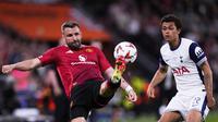 Bek Manchester United Luke Shaw berebut bola dengan pemain Tottenham Brennan Johnson dalam laga final Liga Europa&nbsp;di San Mames,&nbsp;Kamis (22/5/2025). (AP Photo/Manu Fernandez)