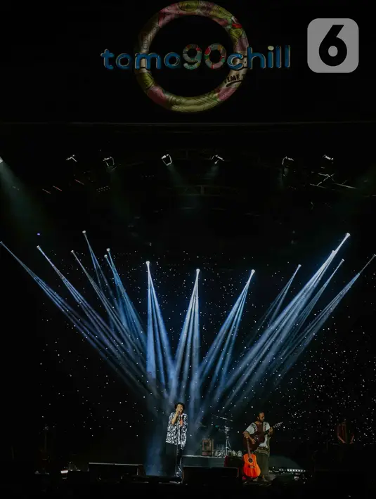 Penampilan grup band Fourtwnty dalam Festival Tamagochill di Tennis Indoor Senayan, Jakarta, Jumat (22/11/2019). Alunan musik Fourtwnty membuat suasana menjadi hangat. (Liputan6.com/Faizal Fanani)