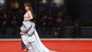 Zooey Deschanel  di Festival Film Venesia 2022. (Foto: Joel C Ryan/Invision/AP)