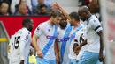 Para pemain Crystal Palace merayakan gol yang dicetak oleh Joachim Andersen ke gawang Manchester United pada laga Liga Inggris di Stadion Old Trafford, Minggu (1/10/2023). Mu takluk dengan skor 0-1. (AP Photo/Jon Super)