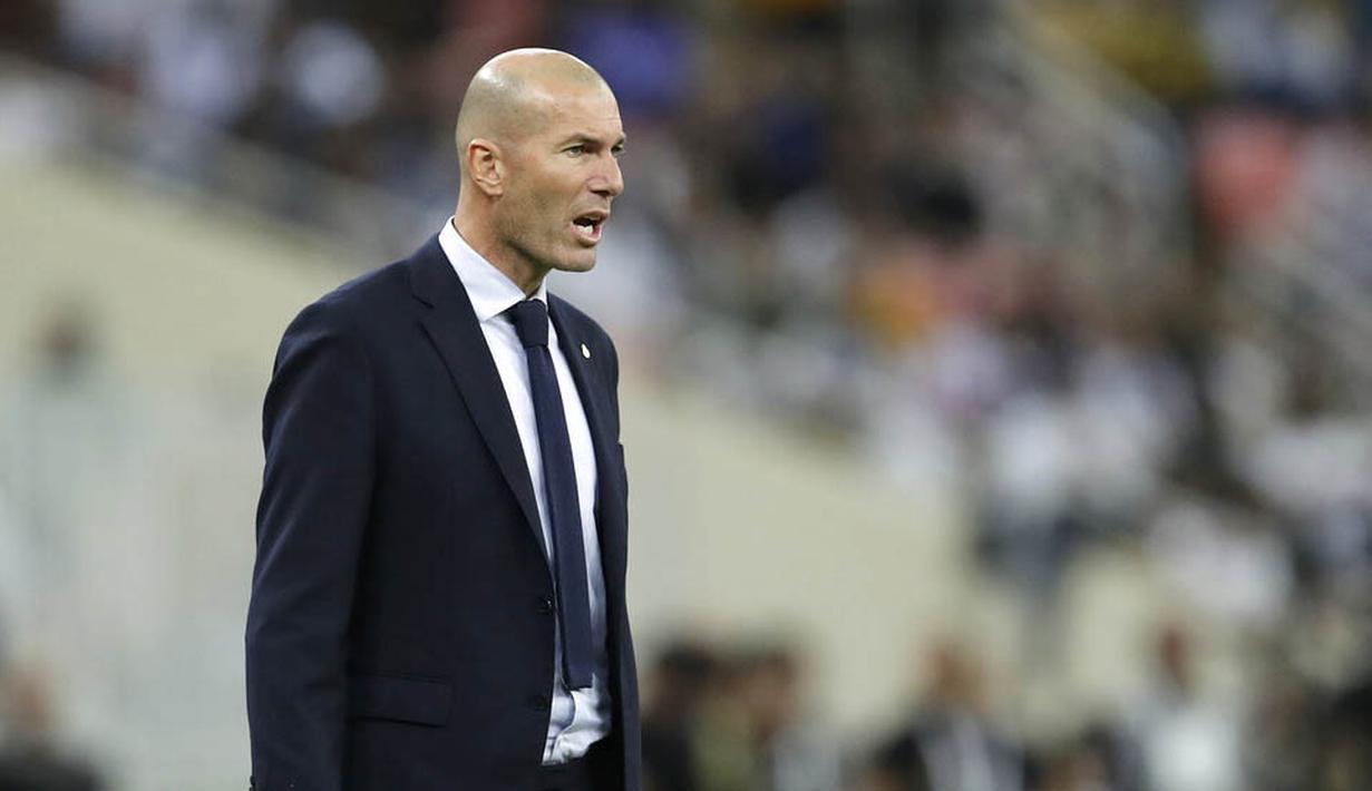 Pelatih Real Madrid, Zinedine Zidane, memberikan arahan kepada anak asuhnya saat melawan Valencia pada laga Piala Super Spanyol di Stadion King Abdullah Sport City, Arab Saudi, Rabu (8/1/2020). Real Madrid menang 3-1 atas Valencia. (AP/Amr Nabil)