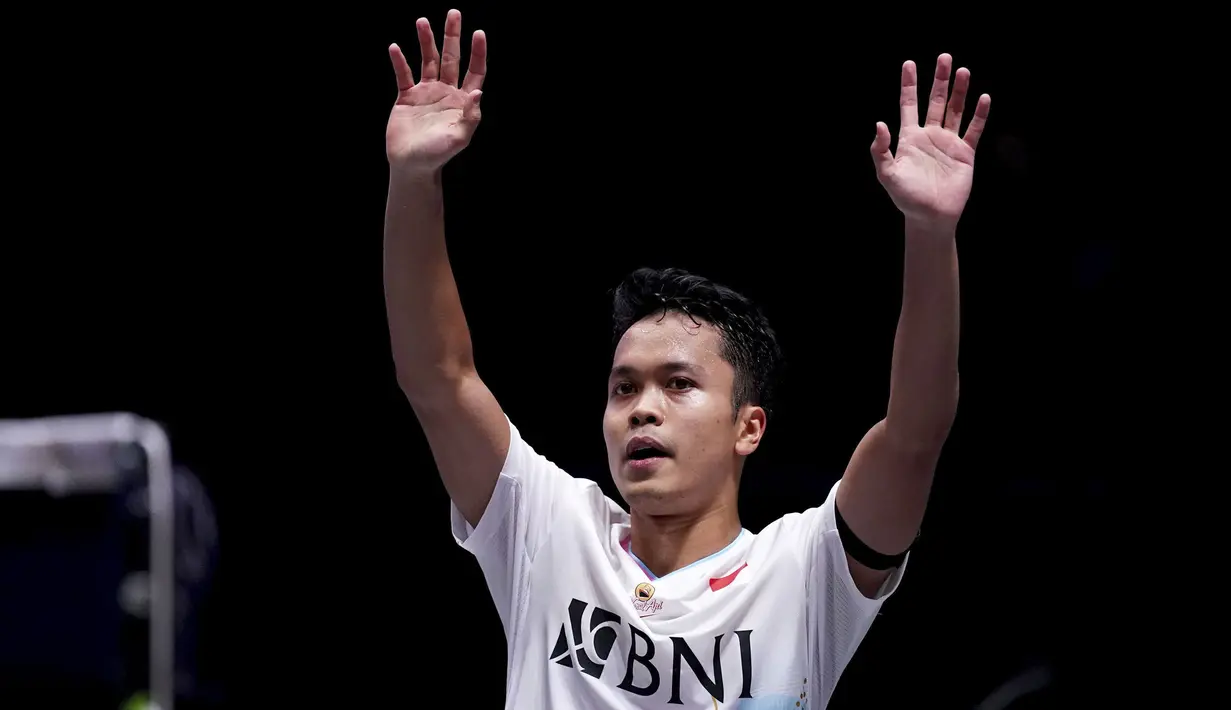 Pebulu tangkis tunggal putra Indonesia, Anthony Sinisuka Ginting merayakan kemenangan atas pebulu tangkis Denmark, Victor Axelsen pada laga perempat final All England 2024 di Utilita Arena Birmingham, Inggris, Jumat (15/03/2024). (AP Photo/PA/Bradley Collyer)