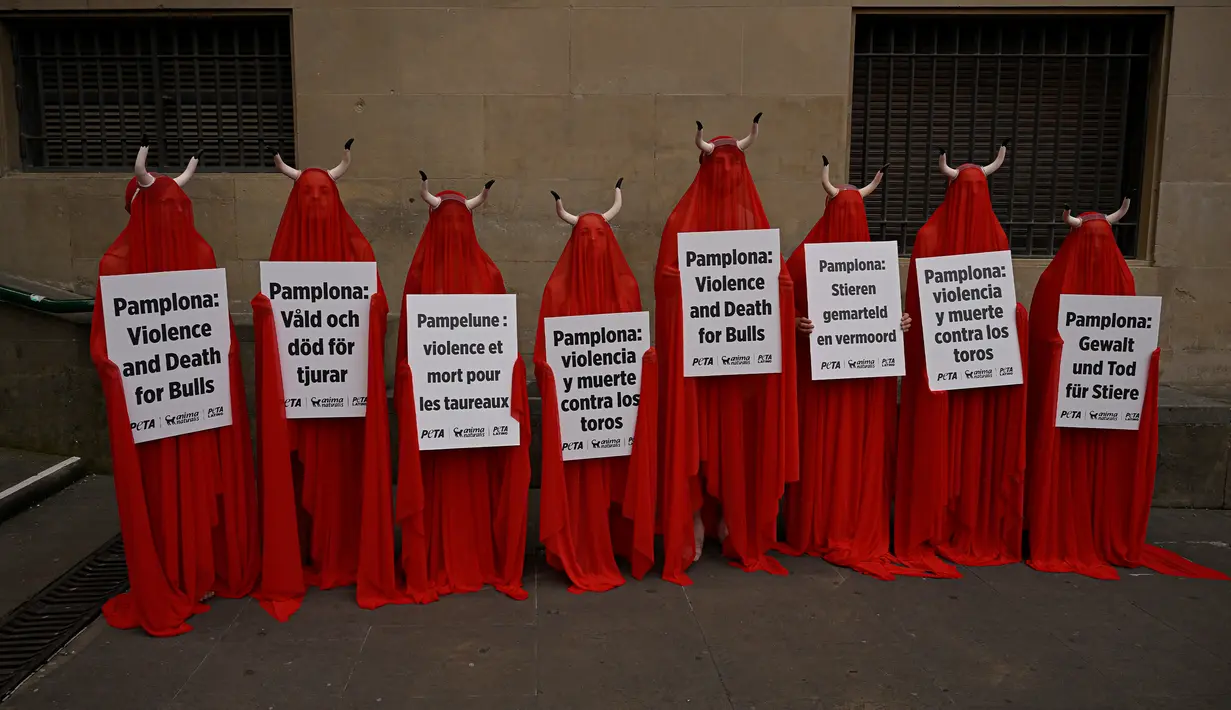 Namun sebelum Festival San Fermin, sejumlah aktivis turun ke jalan untuk melakukan aksi protes terhadap apa yang dianggap sebagai kekejaman terhadap hewan tersebut. (AP Photo/Alvaro Barrientos)