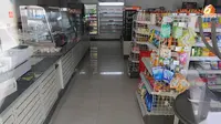 Beberapa barang masih tersusun rapih di rak minimarket yang tutup setelah menuai kecaman Jokowi (Liputan6.com/Herman Zakharia)