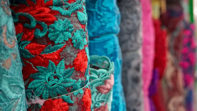 9 Jenis Kain Brokat yang Bagus Buat Kebaya, Bikin Momen Spesial Makin Tak Terlupakan