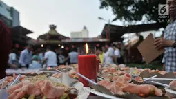Hidangan berbuka puasa atau takjil di Vihara Dharma Bhakti, Glodok, Jakarta, Rabu (30/5). Acara ini diinisiasi oleh Yayasan Wihara Kim Tet Ie bekerja sama dengan Muslim Tionghoa dan Laskar Pembela Islam. (Merdeka.com/Iqbal S. Nugroho)