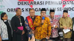 Lembaga Persahabatan Ormas Islam (LPOI) bersama sejumlah tokoh agama mendeklarasikan Pemilu Damai di Jakarta, Jumat (22/3). LPOI menggelar deklarasi Pemilu Damai bersama 25 ormas keagamaan. (Liputan6.com/Angga Yuniar)