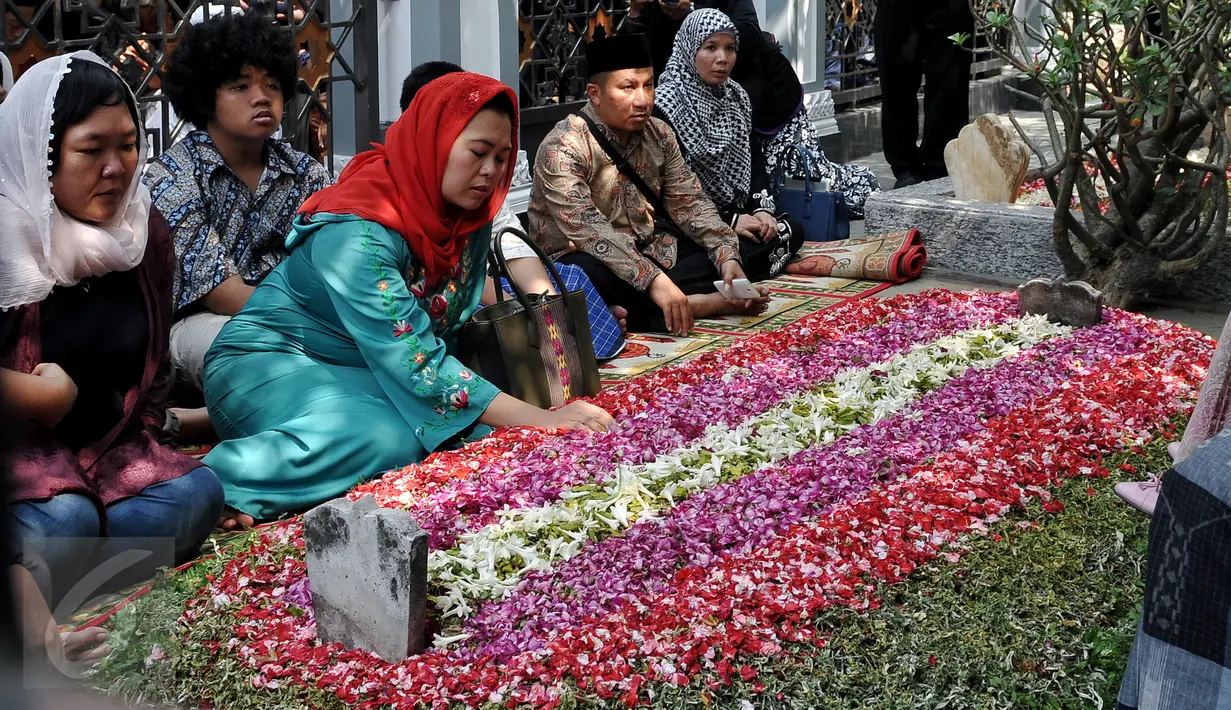 Yenny Wahid saat melakukan ziarah ke makam sang ayah, mendiang Gus Dur di komplek pesantren Tebuireng, Jombang, Jatim, Selasa (4/8/2015). Ziarah tersebut bertepatan dengan hari lahir Gus Dur. (Liputan6.com/Johan Tallo)