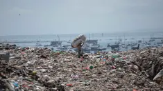 Seorang pekerja memungut bahan daur ulang di Tempat Pembuangan Akhir (TPA) Sampah Suwung, Denpasar, Bali, pada Rabu 2 April 2026. Per 1 April 2026, Pemerintah Provinsi (Pemprov) Bali resmi melarang pembuangan sampah organik di Tempat Pembuangan Akhir (TPA) Sampah Suwung, Denpasar. (Lana Priatna/AFP)