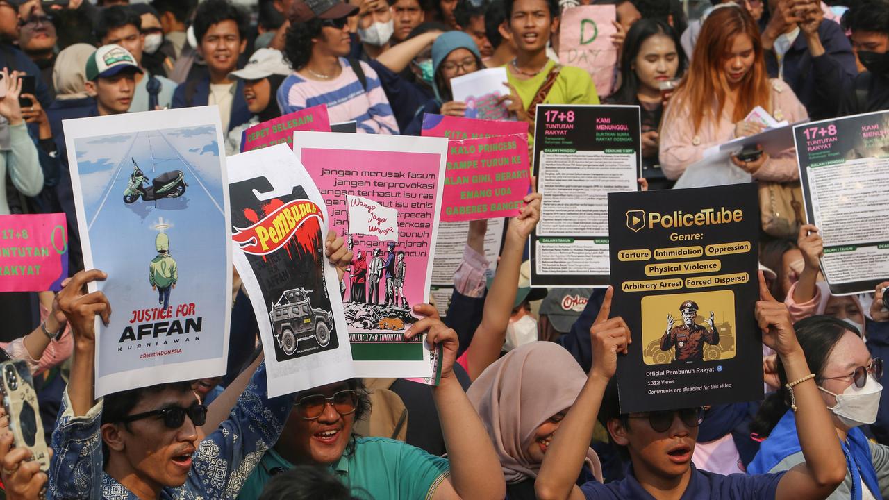 FOTO: Menagih Janji Pemerintah, Aksi Piknik Nasional Rakyat di Depan Gedung DPR