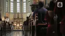 Pastor memimpin pelaksanaan Misa Natal di Gereja Katedral, Jakarta, Minggu (25/12/2022). Tema Natal yang diusung Gereja Katedral Jakarta tahun ini adalah 'Pulanglah Mereka ke Negerinya Melalui Jalan Lain'. (Liputan6.com/Faizal Fanani)