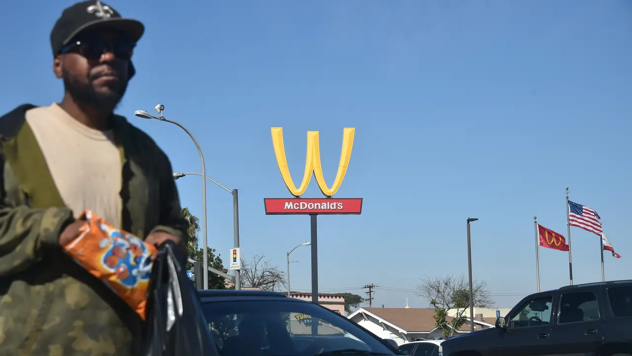 Peringati Hari Perempuan, Restoran McDonald's Pasang Logo Terbalik