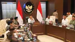 Menteri Koordinator Bidang Politik dan Keamanan (Menko Polkam) Djamari Chaniago didampingi Menteri Kehutanan Raja Juli Antoni dan Menteri Lingkungan Hidup M Jumhur Hidayat saat rapat koordinasi (rakor) penanganan kebakaran hutan dan lahan (karhutla) di Jakarta, Senin, 10 Agustus 2026. (KLY/Arie Basuki)