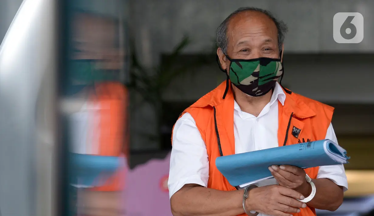 Mantan anggota DPRD Kota Bandung, Kadar Slamet keluar usai menjalani pemeriksaan oleh penyidik di Gedung KPK, Jakarta, Selasa (5/5/2020). Kadar diperiksa sebagai tersangka terkait dugaan korupsi pengadaan tanah untuk RTH di lingkungan Pemkot Bandung Tahun 2012-2013. (merdeka.com/Dwi Narwoko)
