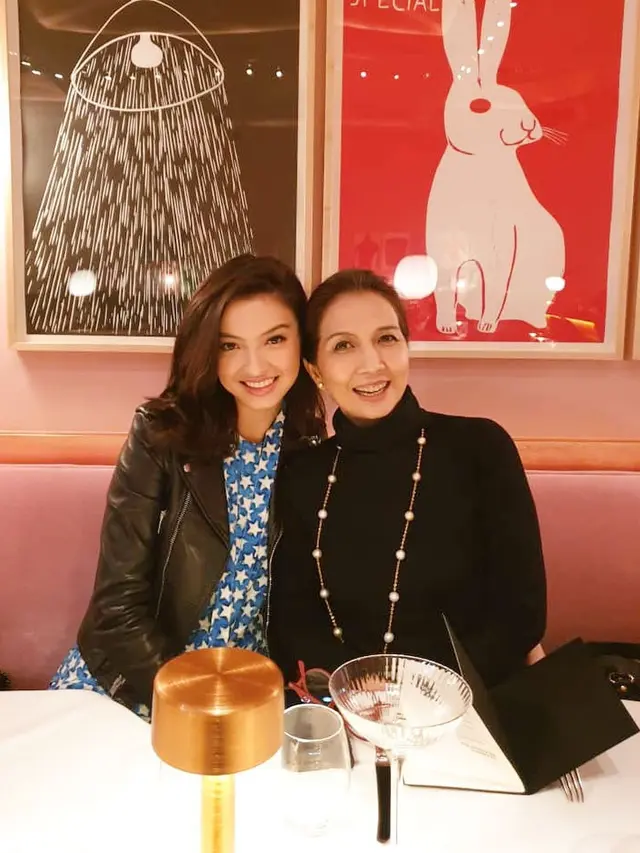 7 Potret Kebersamaan Raline Shah dan Ibunya yang Awet Muda
